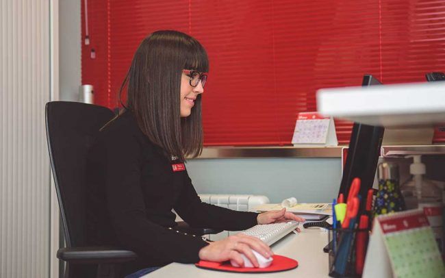 Autoescuela la moderna - chica manejando ordenador